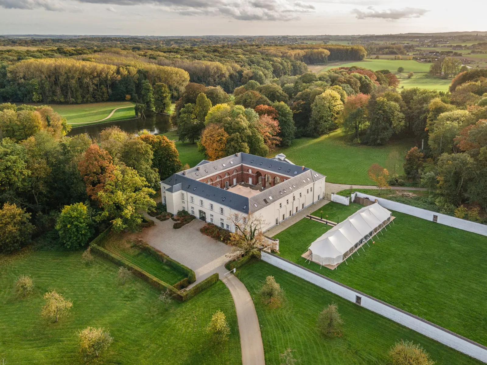 Kasteel Ter Rijst, Heikruis — neoclassical castle with reflecting pond