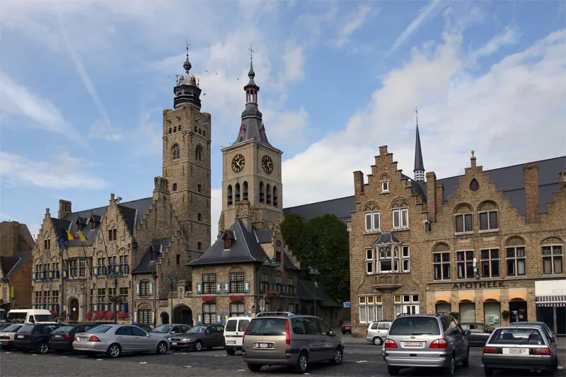 Diksmuide — stadhuis, belfry and Sint-Niklaaskerk on the Grote Markt