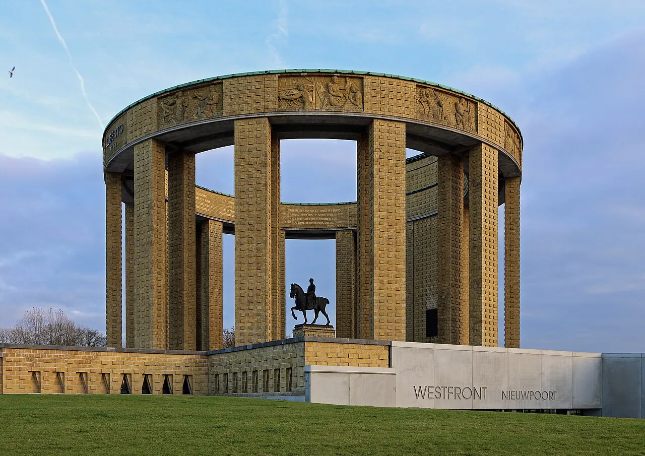King Albert I Memorial, Nieuwpoort — 25 m circular monument at the Ganzepoot sluice complex