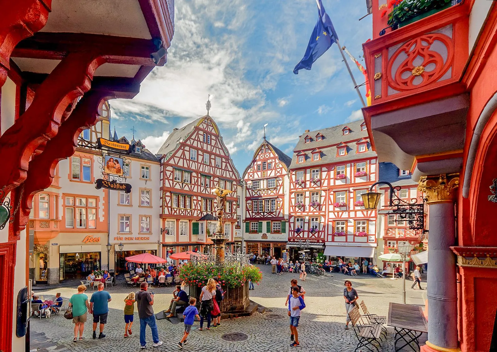 Bernkastel-Kues marktplatz with half-timbered houses