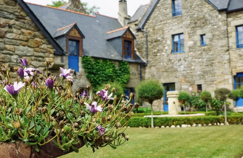 Manoir des Douets Fleuris park and trees