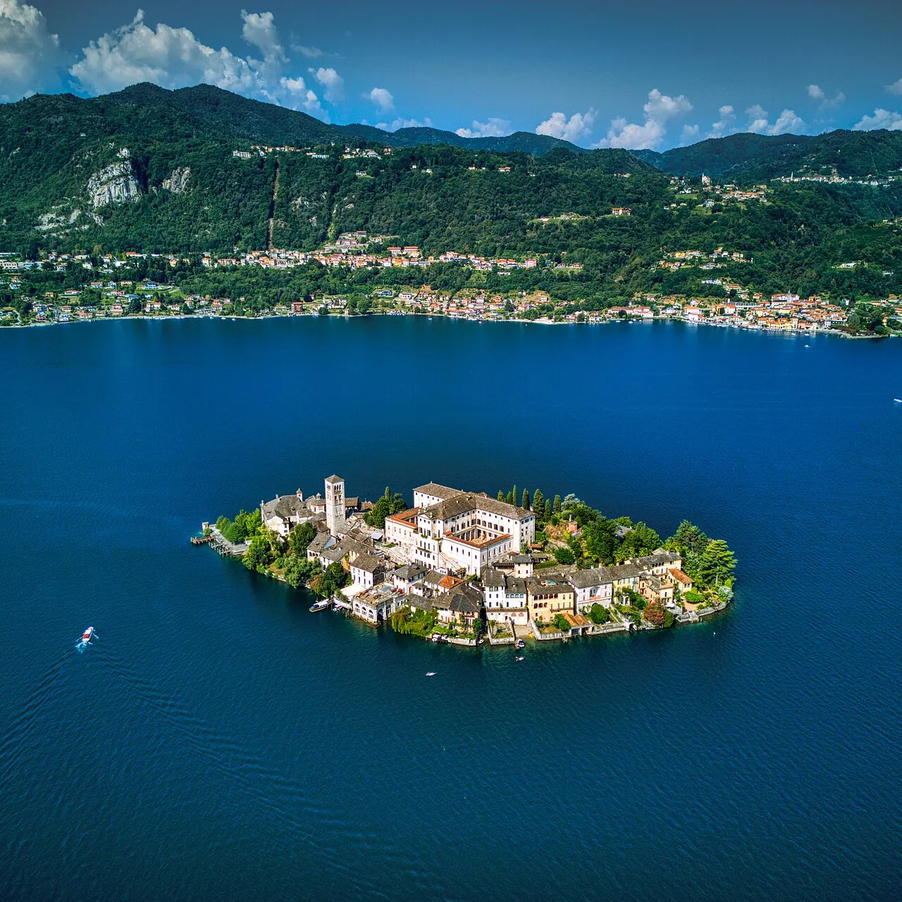 Isola San Giulio basilica seen from the shore