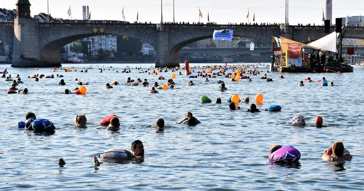 Swimmers in the Rhine carrying Wickelfisch waterproof bags