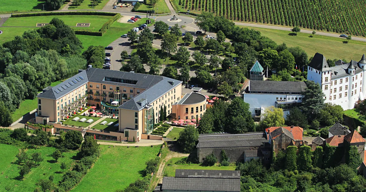 Victor's Residenz Schloss Berg aerial