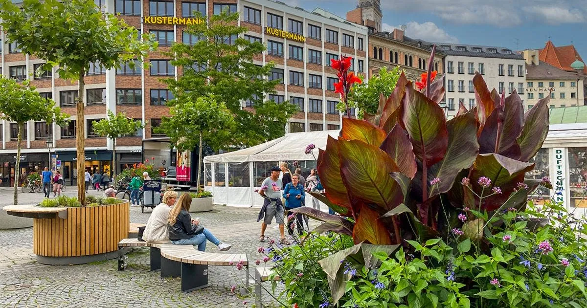 Viktualienmarkt stalls