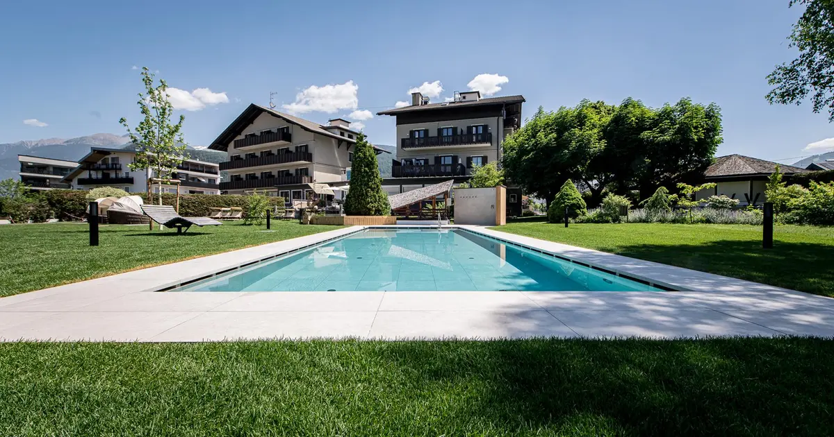 Hotel ANDER pool and grounds