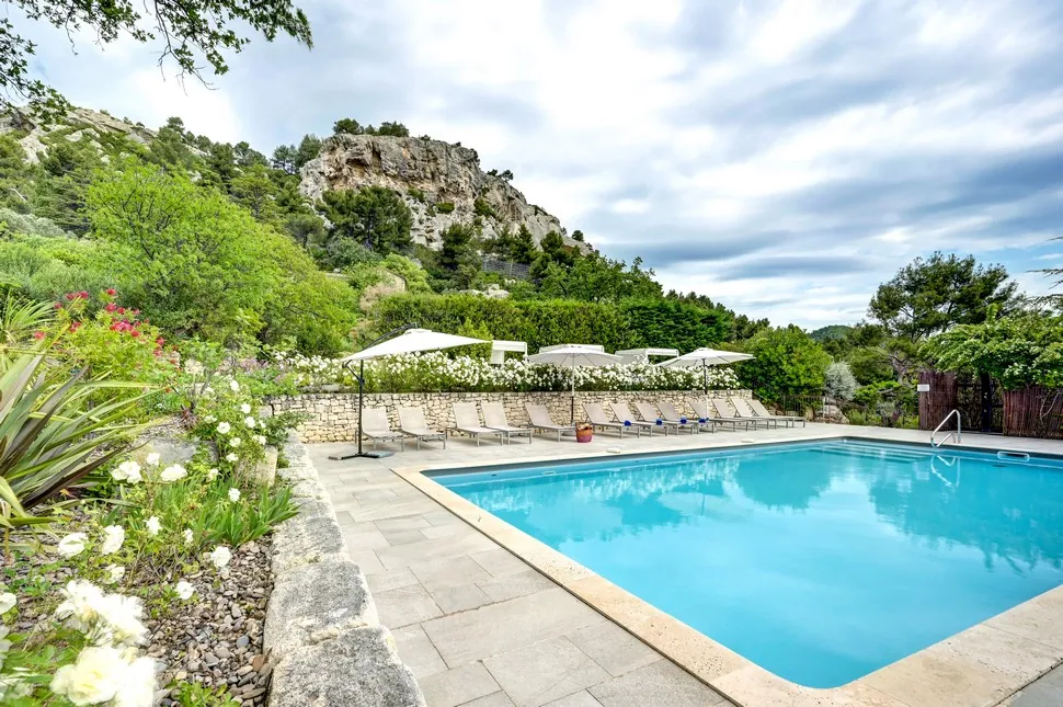 Le Mas d'Aigret — 17th-century farmhouse carved into the Alpilles rock