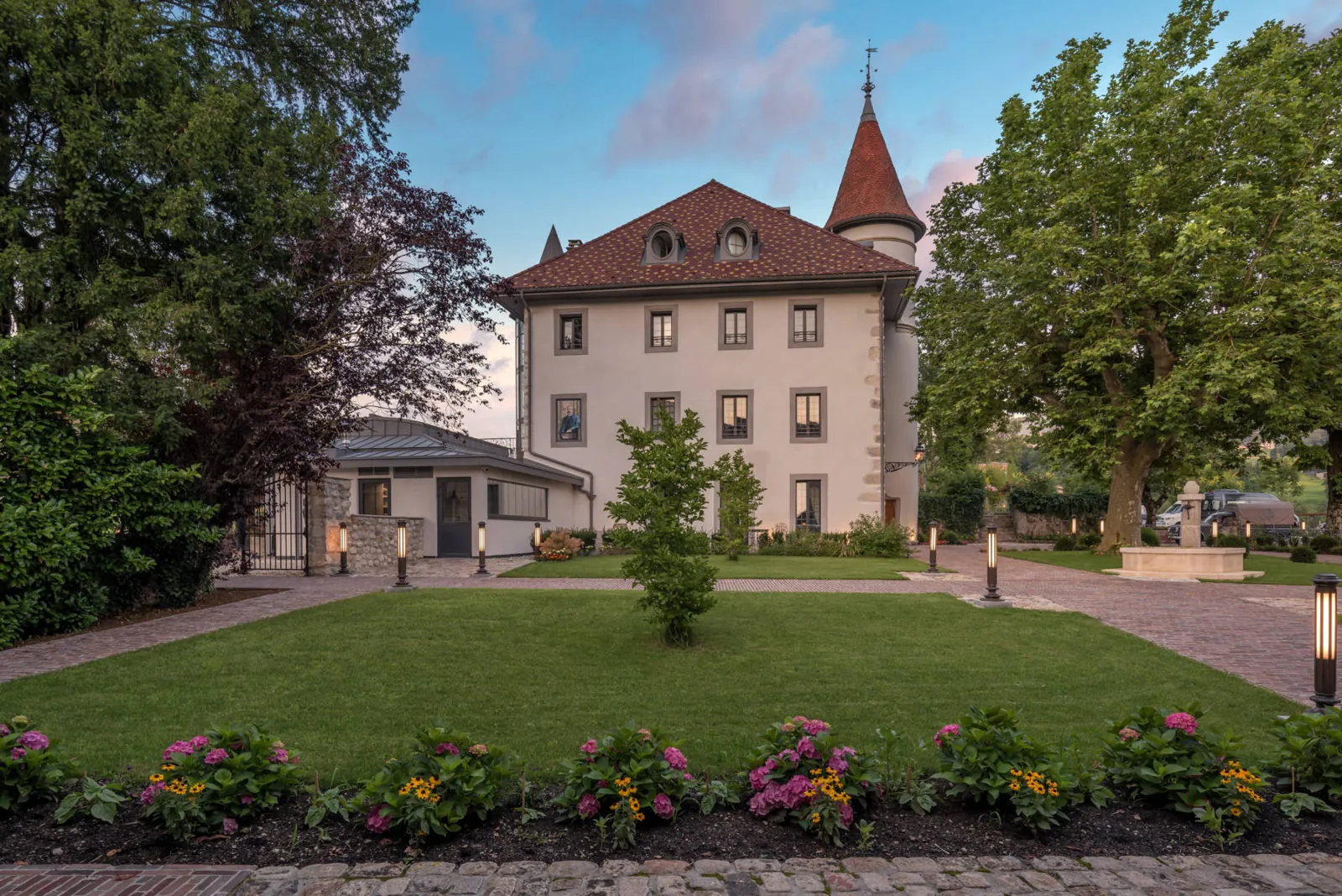 Château Brachet — façade ouest au coucher du soleil