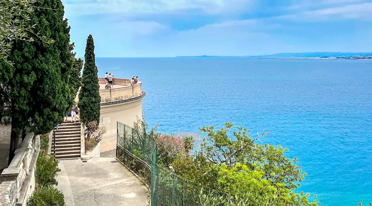 Nice panorama from Castle Hill — Baie des Anges at sunset