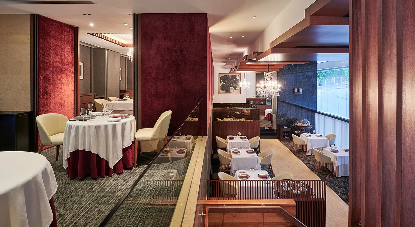 Les Amis restaurant dining room