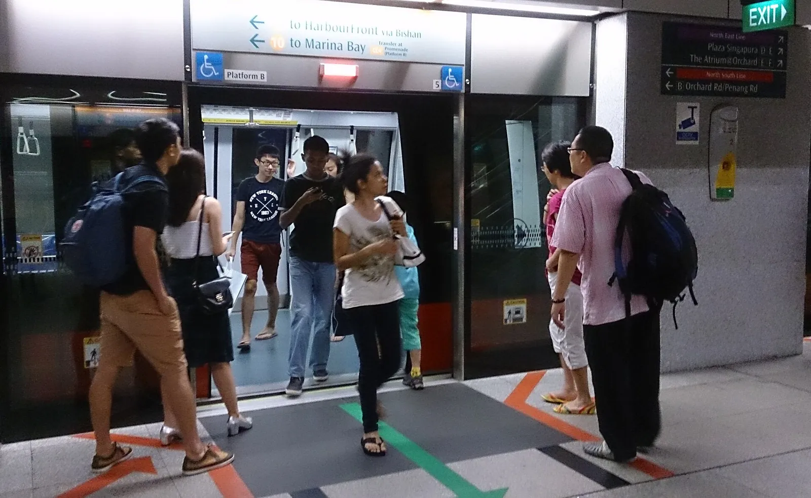 A Singapore MRT station platform