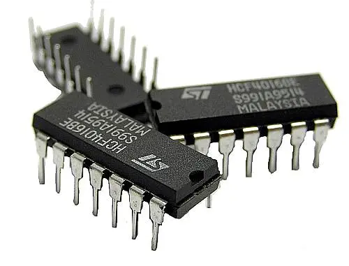 Two loose DIP integrated circuits