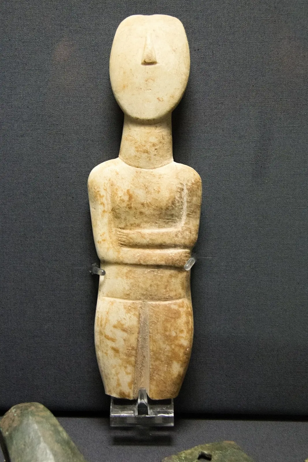 A Cycladic marble figurine