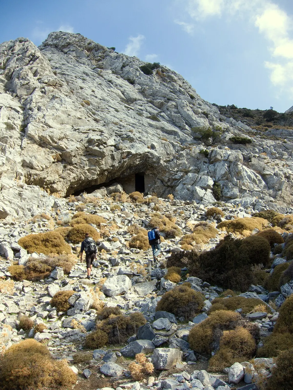 The approach between the Aria spring and the Cave of Zas